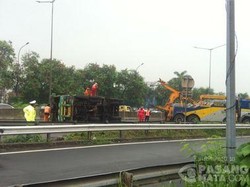 Truk Terguling di Tol Kebon Jeruk Arah Merak, Lalin Macet 5 Km