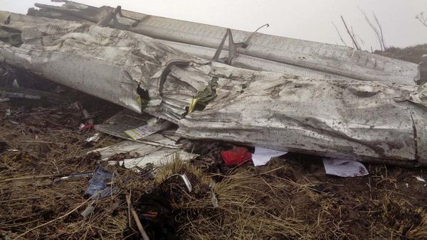 Tabrak Gunung Pesawat Nepal Hancur