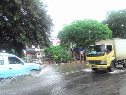 Jalan di Kelapa Gading ini Tergenang, Warga Menanti Pasukan Oranye