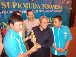 Aher, Ridwan Kamil dan Dedi Mulyadi Raih KNPI Award