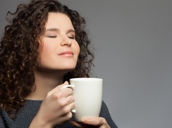 Studi: Makan dengan Mata Tertutup Bisa Bantu Turunkan Berat Badan