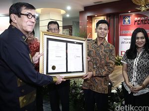 Menkum HAM Serahkan Sertifikat TV Kusrin Menkum HAM Serahkan Sertifikat TV Kusrin