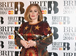 Begini Wajah Konyol Adele Saat Latihan Angkat Beban