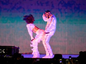 Rihanna Twerking di BRIT Awards 2016