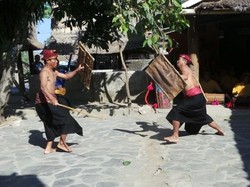 Turis Bule Ikut Adu Ketangkasan ala Gladiator di Lombok Tengah