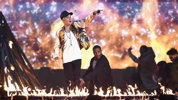 On Fire! Justin Bieber Bakar BRIT Awards 2016