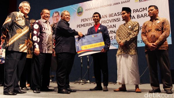 Penyerahan Beasiswa Cahaya Pintar