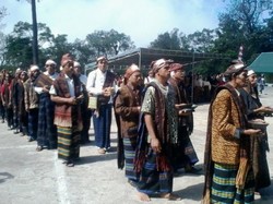Memberi Makan Arwah di Danau Kelimutu
