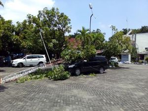 Tower Setinggi 50 Meter Roboh Timpa Mobil Anggota DPRD Sidoarjo