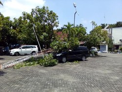 Tower Setinggi 50 Meter Roboh Timpa Mobil Anggota DPRD Sidoarjo