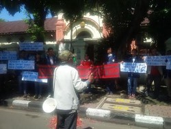 Sidang Salim Kancil Diwarnai Unjuk Rasa Tuntut Pelaku Dihukum Mati