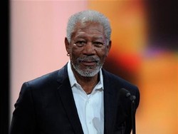 Kecupan Helen Mirren untuk Morgan Freeman di AARP Awards