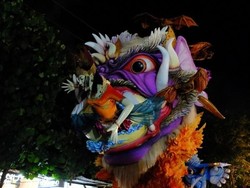 Mengarak Setan Untuk Dibakar di Festival Ogoh-ogoh, Bali