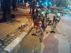 Kena Lubang Jalan, Pengemudi Go-Jek dan Penumpang Tersungkur