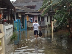 Pasukan Oranye Tolong, Genangan 40 Cm Ganggu Warga Semper Barat