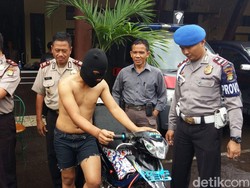 Bandit ini Menodong Lalu Rampas Tas Seorang Ibu yang Gendong Bayi