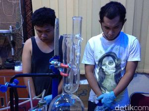 Home Industry Sabu Digerebek Polisi di Pekanbaru, 2 Orang Ditangkap Home Industry Sabu Digerebek Polisi di Pekanbaru, 2 Orang Ditangkap