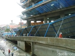 Hujan Deras dan Angin Kencang, Atap Akses Masuk Hotel Sheraton Ambruk