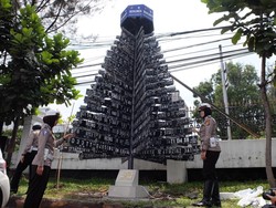 Unik! Seribu Pelat Nomor Hasil Sitaan Disulap Polisi Jadi Monumen Cemara
