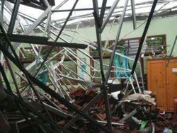 2 Kelas di SDN 06 Kalibaru Depok Ambruk Diguyur Hujan