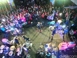 Teriakan dan Lampu Berkilau di Aksi Nidji Electronic Version