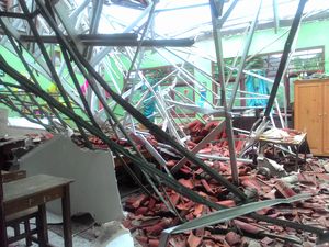 5 Siswa Luka Ringan Akibat Runtuhan Genting SDN 06 Kalibaru