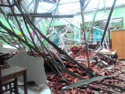 5 Siswa Luka Ringan Akibat Runtuhan Genting SDN 06 Kalibaru