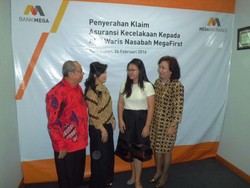 Ahli Waris Nasabah Bank Mega Korban Kecelakaan Air Asia Terima Santunan Asuransi
