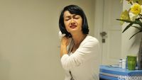 Sambil Nangis, Jupe Potong Rambut untuk Support Penderita Kanker