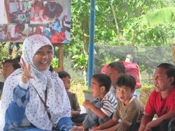 Heni Sri Sundani, Mantan TKW yang Mendunia Karena Peduli Pada Anak Petani