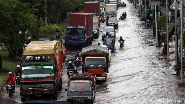 Jalan Tubagus Angke Tergenang