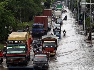 Jalan Tubagus Angke Tergenang