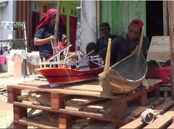 Pria Difabel ini Sulap Kayu Bekas Jadi Miniatur Perahu dan Kapal