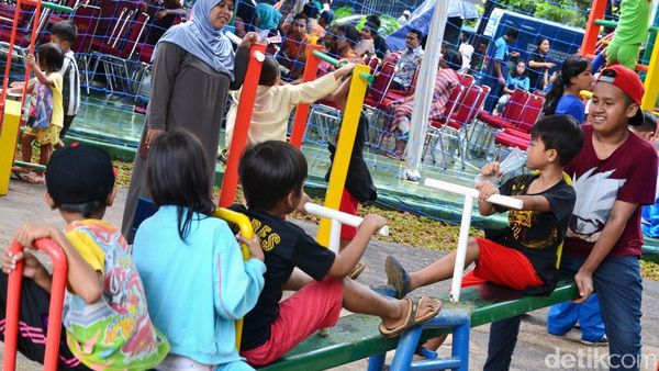 Anak-anak Bermain di RPTRA Amir Hamzah