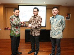 Sekretaris Jenderal Mpr  memberi sambutan pada bicara buku tentang Korupsi Hibah dan Bansos dan membuka Pameran Kartun Politik oleh Persatuan Kartunis