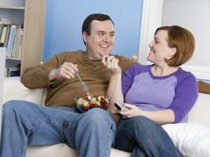 Ini Sebabnya Terbiasa Makan Larut Malam Bisa Bikin Badan Gemuk Ini Sebabnya Terbiasa Makan Larut Malam Bisa Bikin Badan Gemuk