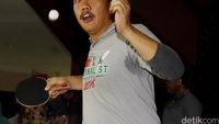 Aksi Menpora Imam Nahrawi Main Tenis Meja