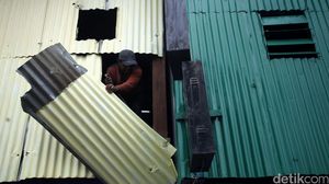 Warga Kalijodo Mulai Bongkar Rumah