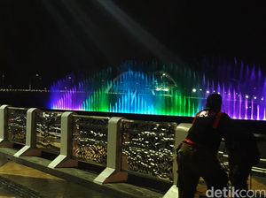 Liburan ke Surabaya, Jangan Lupa Nikmati Air Mancur Menari