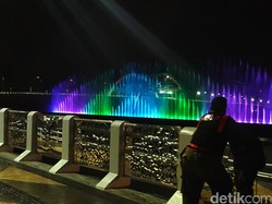 Tekad Risma Mengubah Pesisir Kumuh di Surabaya Menjadi Kinclong