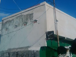 Melihat Instalasi Listrik di Kafe Intan Milik Daeng Aziz