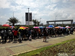 Fans Ngeluh Kepanasan Menunggu Nomor Antrean Masuk Konser EXO