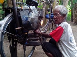 Mbah Kembar, Tukang Servis Dinamo Sepeda yang Tersisa di Bantul
