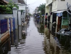 Tak Turun Hujan, Genangan Air Masih Kepung Warga Jl Jaya Cengkareng