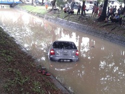 Salah Injak Pedal, Grand Livina Ini Nyebur ke Kali