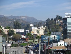 Hollywood & Highland Center, Belanja dan Berfoto dengan Latar Bukit Hollywood