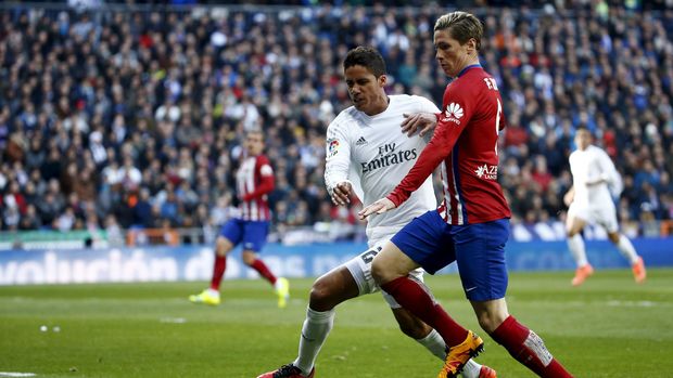 Raphael Varane (kiri) mengikuti jejak lima pemain Madrid lainnya yang sepakat memperpanjang kontrak.