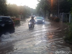 Hingga Sore, Kawasan Bundaran Kemang Masih Tergenang Air
