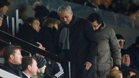 Laga ini juga disaksikan oleh mantan manajer Chelsea Jose Mourinho. Reuters/John Marsh.