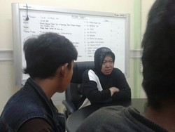 Risma Beraksi Interogasi Anak Sekolah yang Nongkrong di Kafe Malam Hari